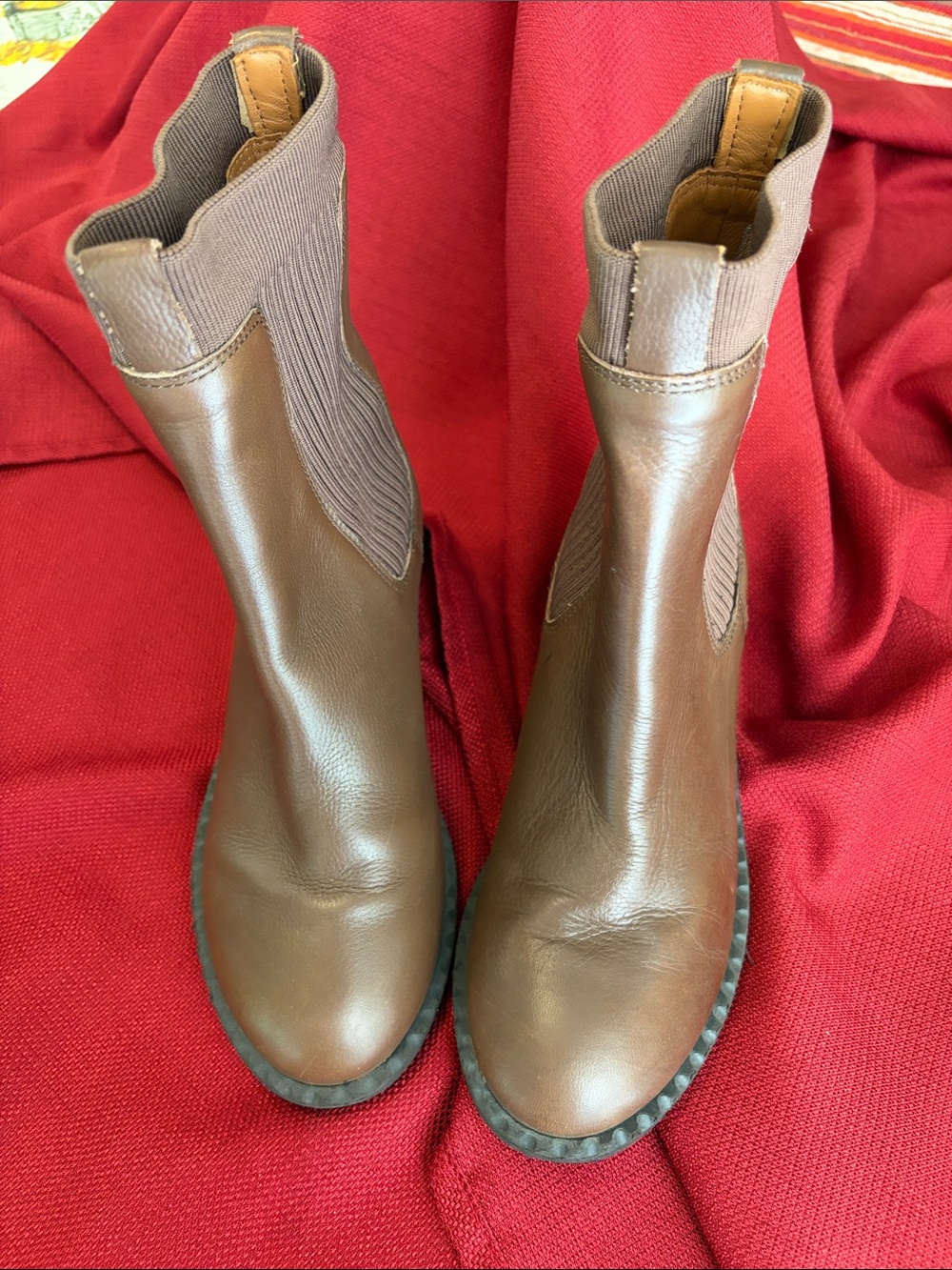 Gentle Souls by Kennth Cole Sz 5.5 brown ankle booties w elastic inserts